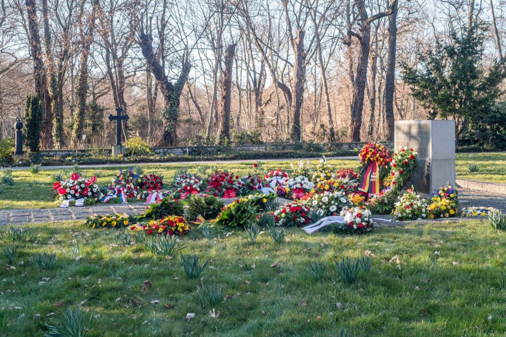 Gedenkstein auf dem Friedhof der Märzgefallenen mit Kränzen, Jahrestag der Märzrevolution, forum 1848 am Friedhof der Märzgefallenen