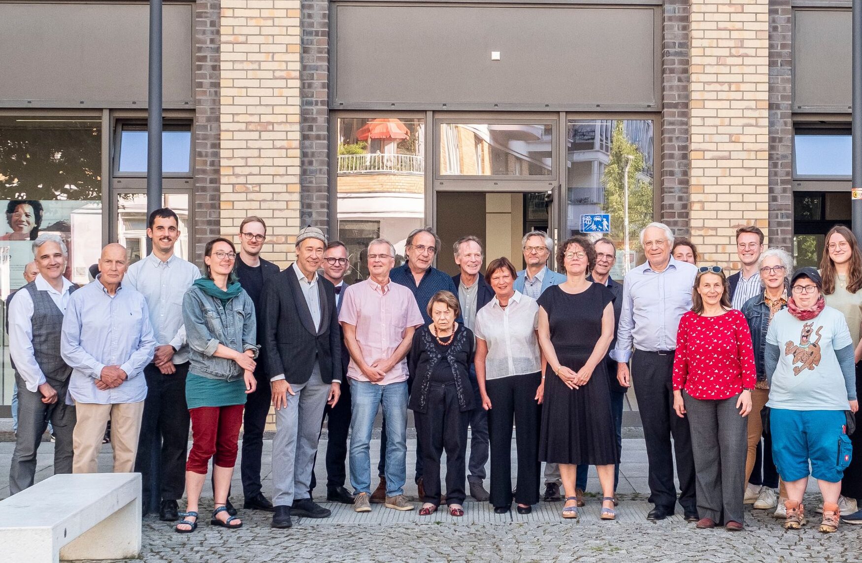 Gruppenfoto von Mitgliedern des Paul Singer Vereins, Mitarbeitenden des forum 1848 und Gästen