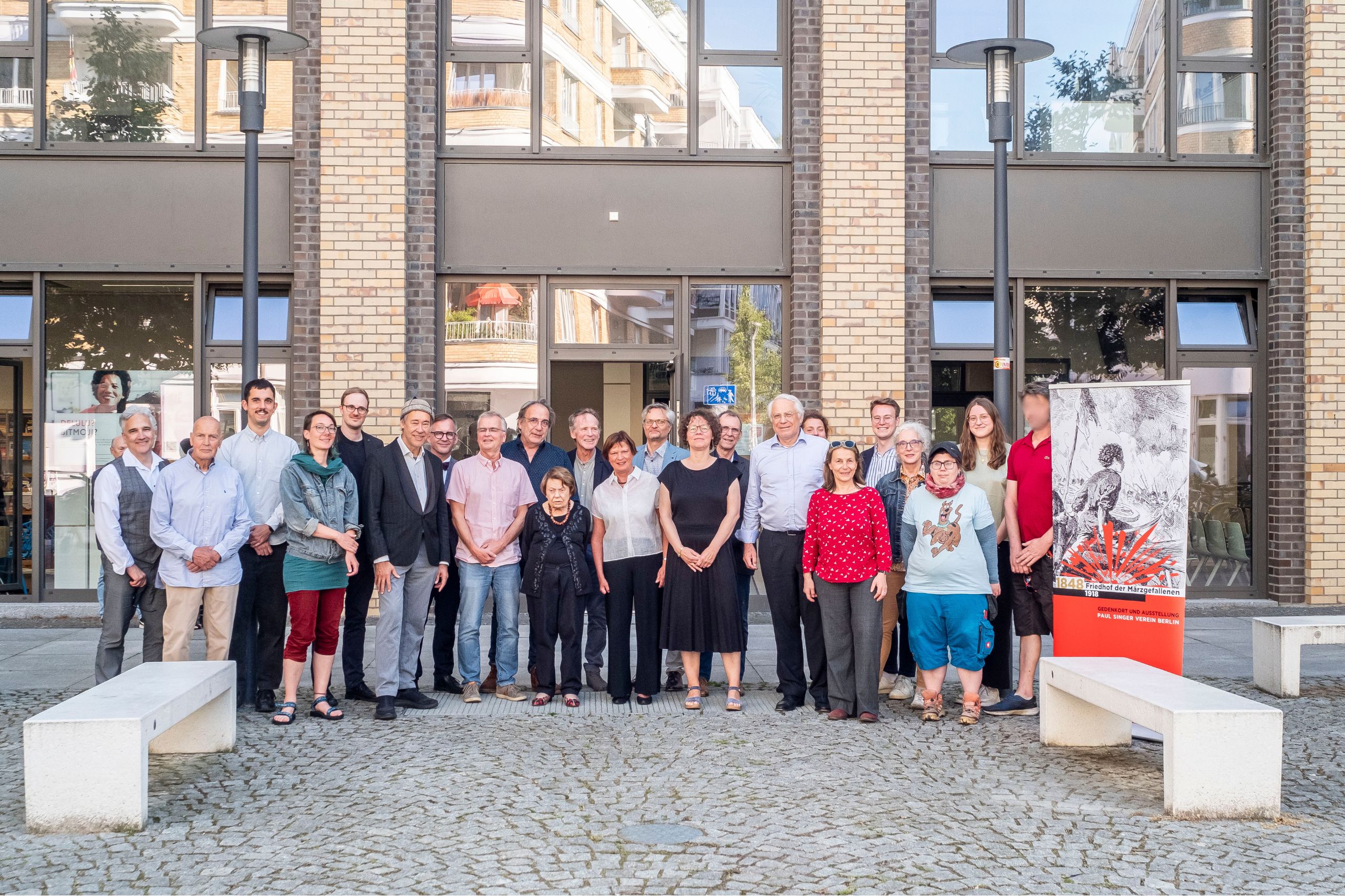 Gruppenfoto der Mitglieder des Paul Singer Verein und der Mitarbeitenden des forum 1848