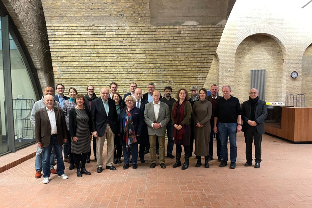 Gruppenfoto der Kuratoriumsmitglieder des forum 1848 am Friedhof der Märzgefallenen