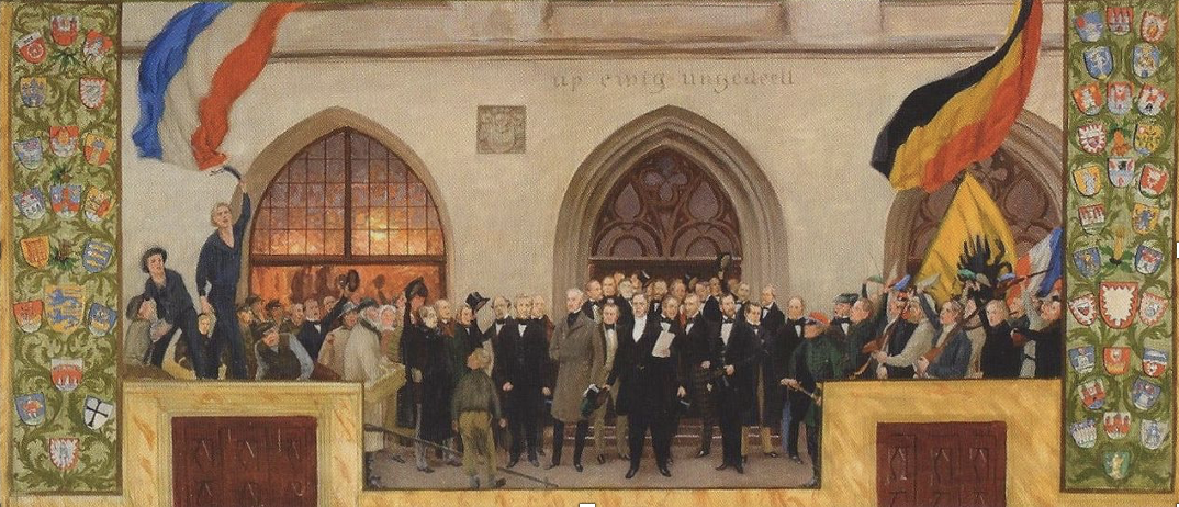 Eine Menschenmasse vor einem Gebäude. Links ist eine dänische flagge, rechts die deutsche Flagge.