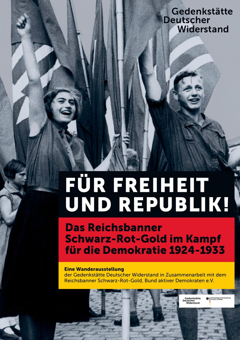 Ausstellungsplakat mit zwei Menschen die kämpferisch Fäuste in die Luft halten. Im Hintergund schwingen Fahnen.