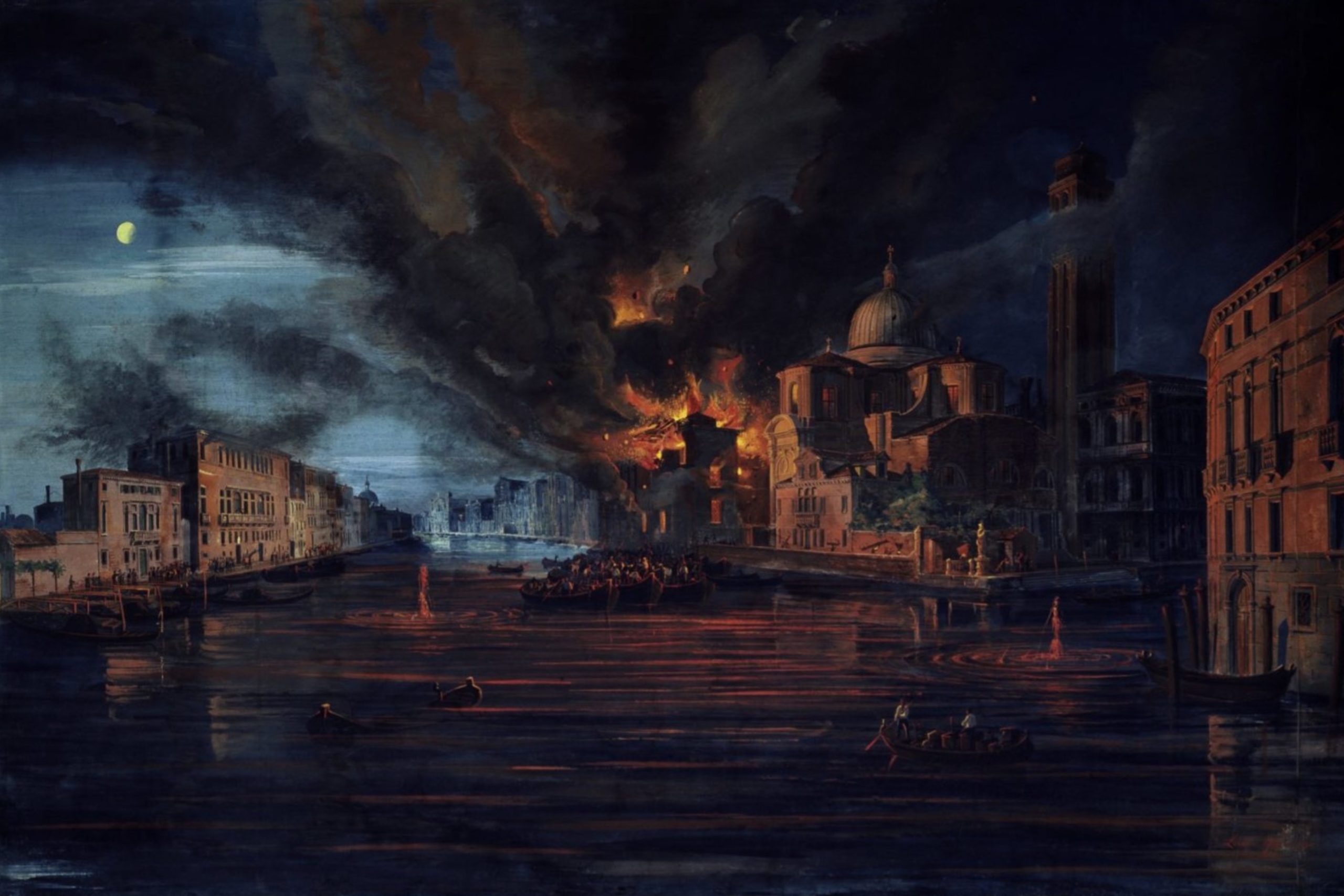 Venedig bei Nacht zu sehen. Im Mittelpunkt brennt ein Haus, orange Flammen und Rauch steigen in den Nachthimmel.